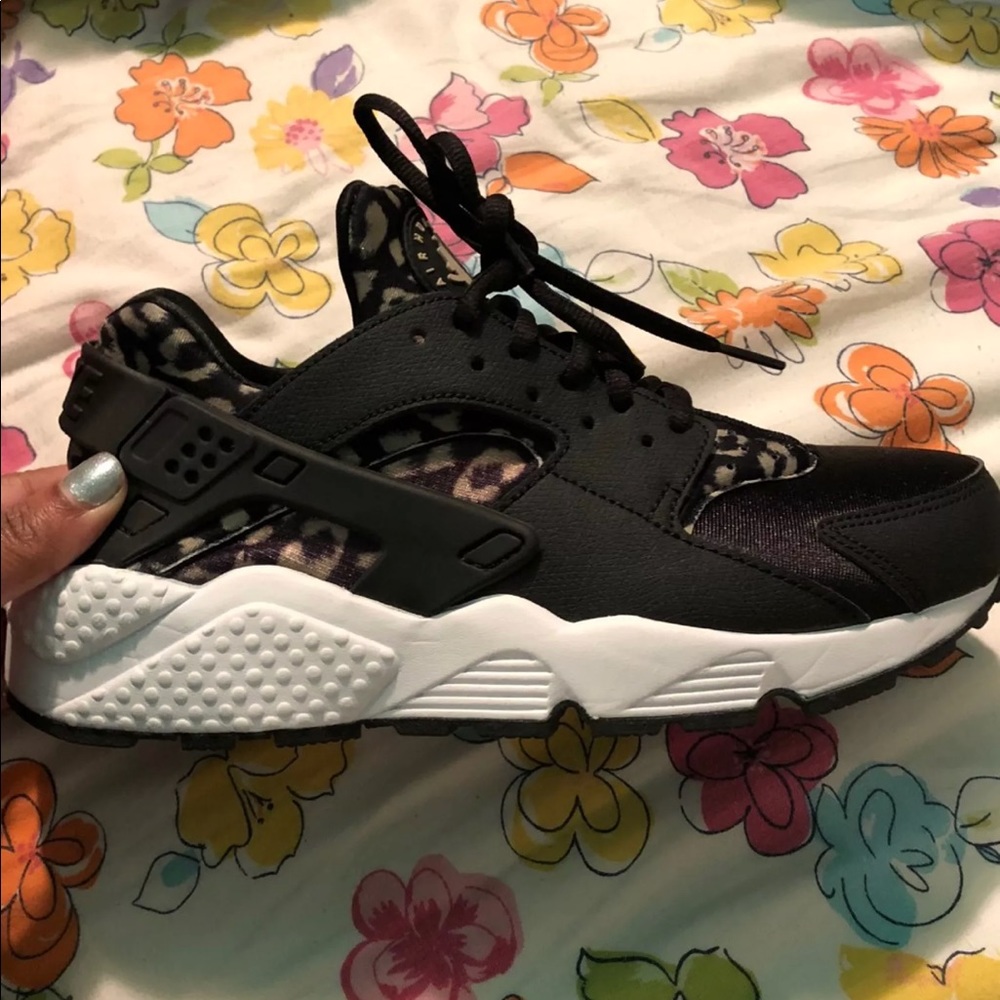 Nike air huaraches (animal print)